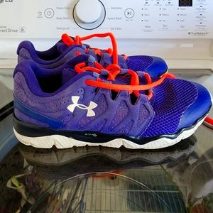 Women's size 7 Under Armour shoes